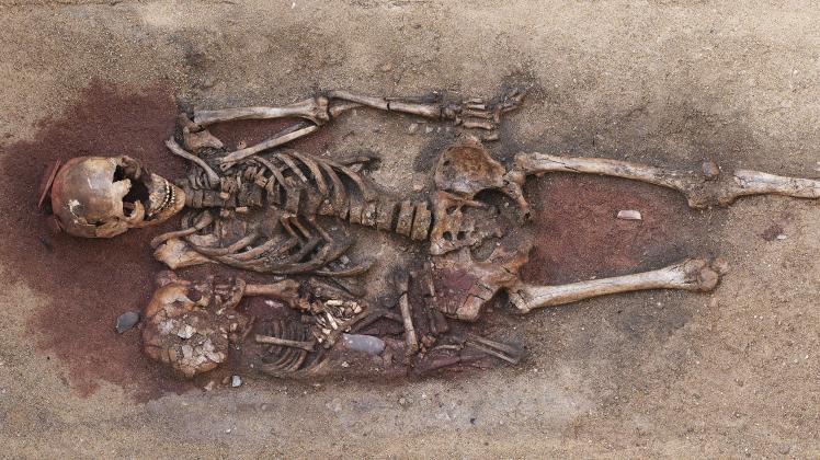 Her er det en dobbeltgrav med en kvinde på ca. 40 år og et 3-årigt barn.
