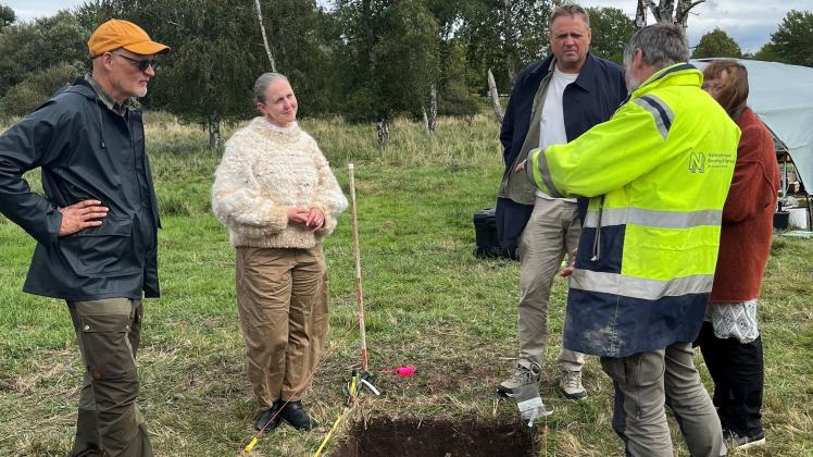 Knud Skadborg, formand i Kultur- og fritidsudvalget i Rudersdal Kommune, besøger udgravningen sammen med Vivi Lena Andersen, museumschef på Rudersdal Museer.